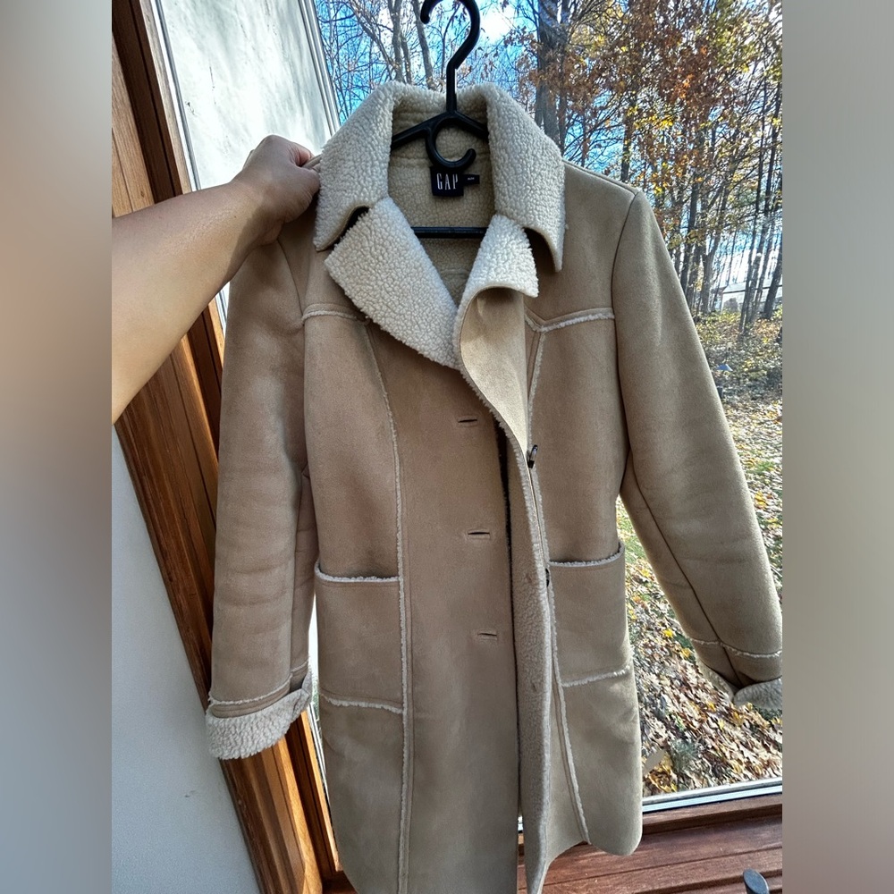 GAP Beige Faux Shearling Coat

Size: M but fits smaller so its kinda small.